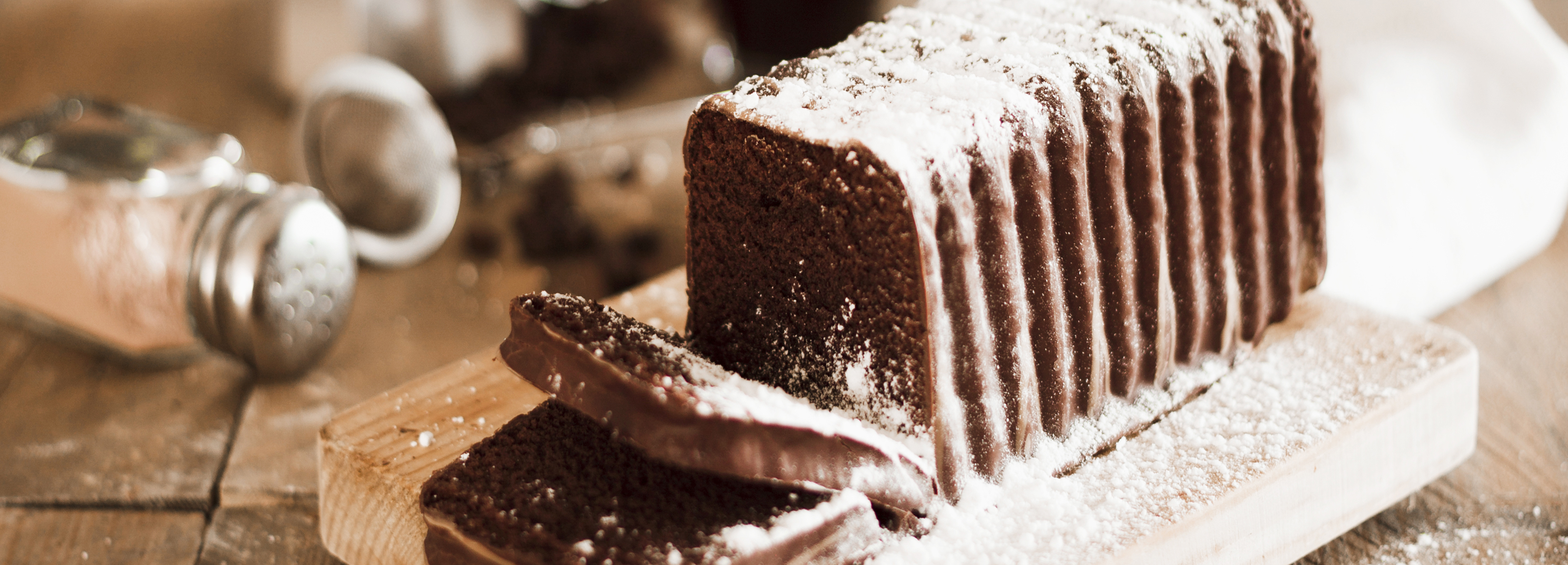 sugar-dusting-slice-cake-chopping-board